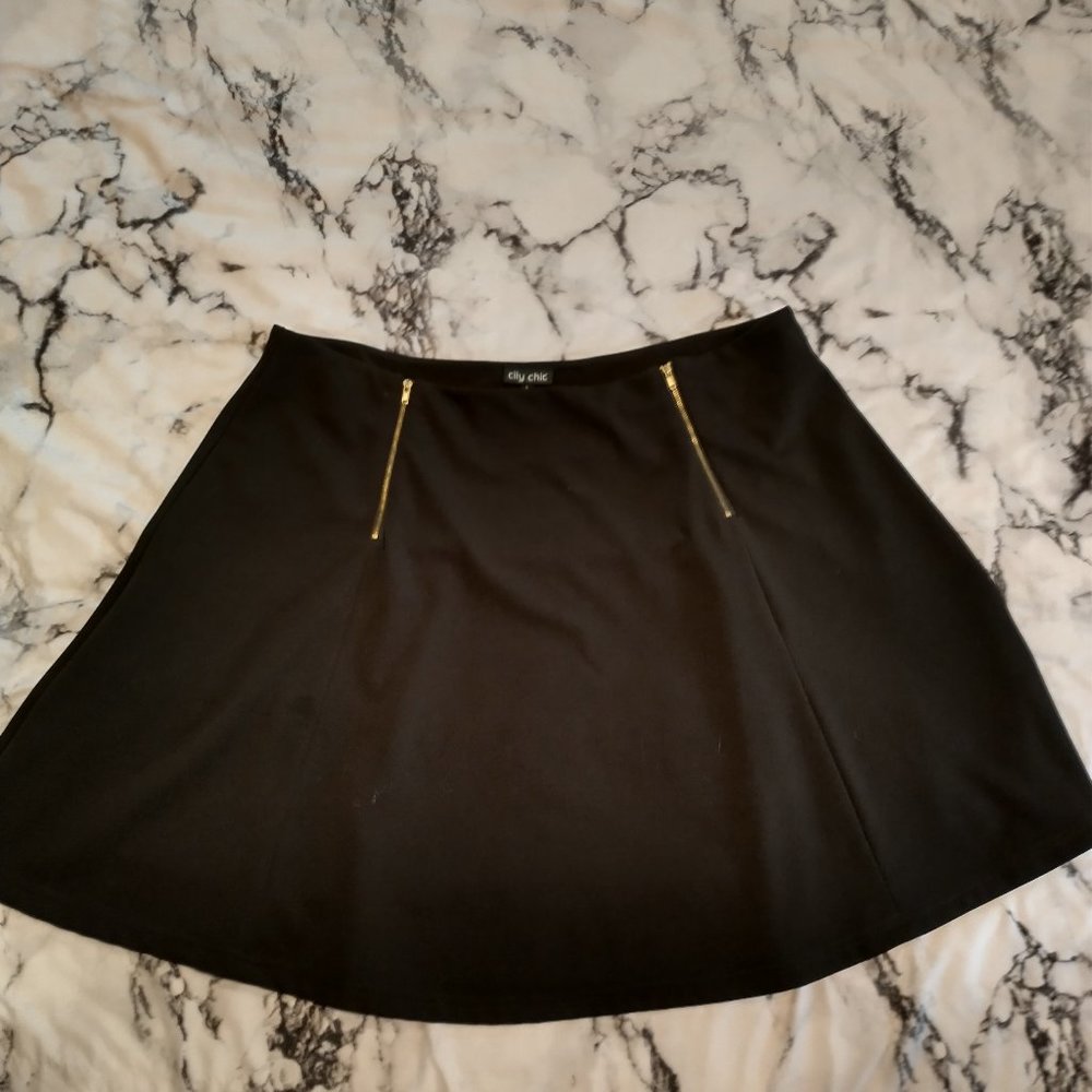City Chic skirt with cute front zippers, Size L, fits like 1X